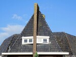 De schoorsteen geeft aan waar de woningscheiding zich bevindt.
<br/>
Gert-Jan Lobbes, 2019